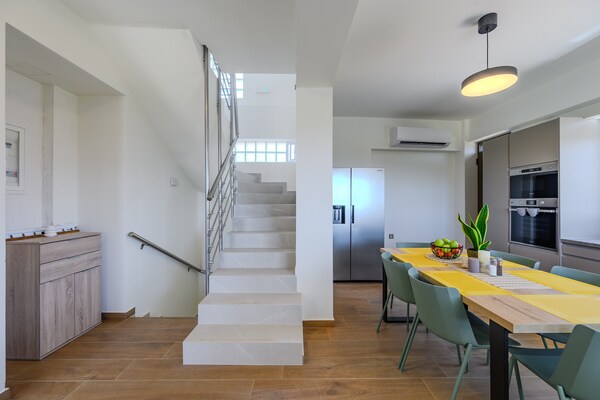 Foto van Villa in Sternes met zwembad en bergzicht - Vakantiehuis in Sternes - DiningRoom
