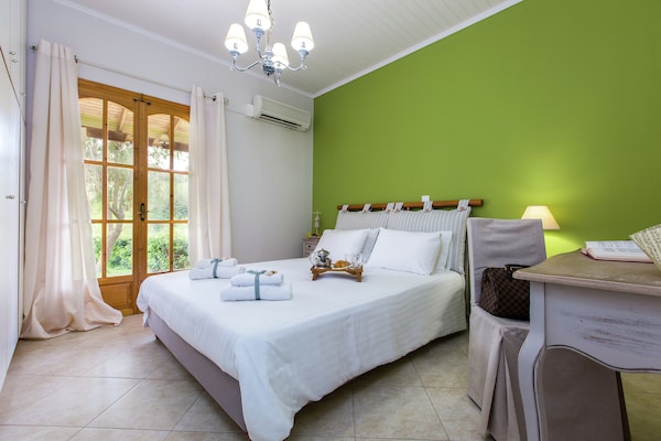 Foto van Villa in Adele met zwembad en olijfboomzicht - Vakantiehuis in Adèle - BedRoom