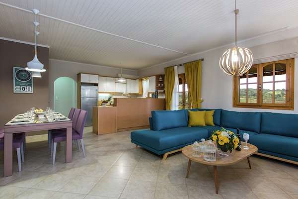 Foto van Villa in Adele met zwembad en olijfboomzicht - Vakantiehuis in Adèle - LivingRoom
