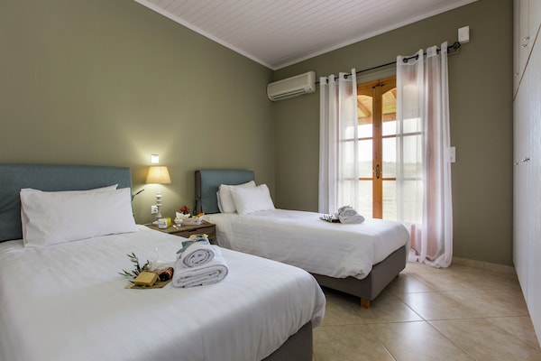 Foto van Villa in Adele met zwembad en olijfboomzicht - Vakantiehuis in Adèle - BedRoom