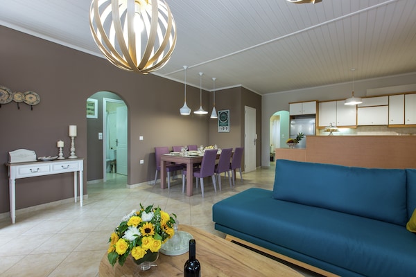 Foto van Villa in Adele met zwembad en olijfboomzicht - Vakantiehuis in Adèle - LivingRoom