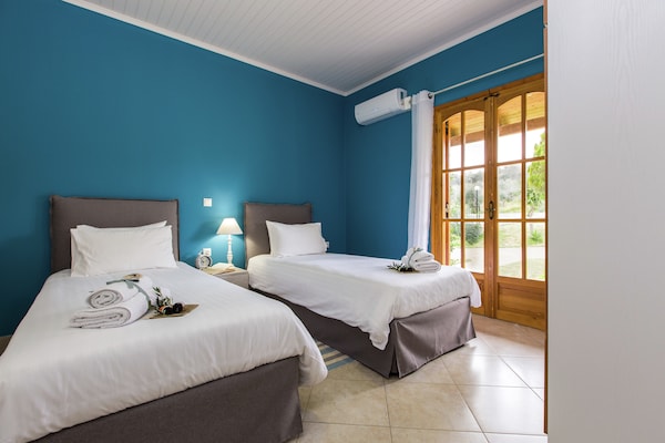 Foto van Villa in Adele met zwembad en olijfboomzicht - Vakantiehuis in Adèle - BedRoom