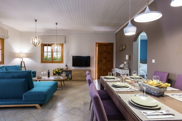 Foto van Villa in Adele met zwembad en olijfboomzicht - Vakantiehuis in Adèle - LivingRoom