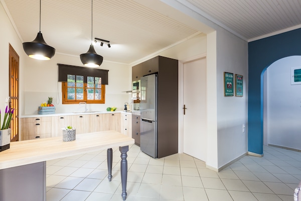 Foto van Villa in Adele met zwembad en olijfboomzicht - Vakantiehuis in Adèle - Kitchen