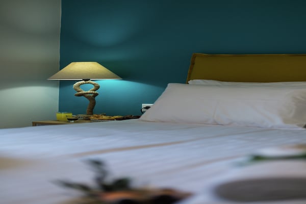 Foto van Villa in Adele met zwembad en olijfboomzicht - Vakantiehuis in Adèle - BedRoom