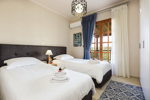 Foto van Villa in Adele met zwembad en olijfboomzicht - Vakantiehuis in Adèle - BedRoom