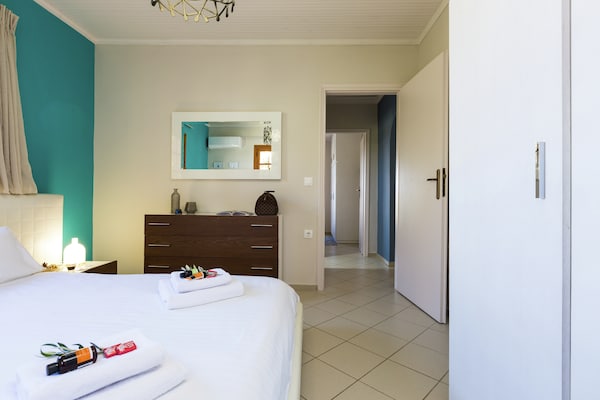 Foto van Villa in Adele met zwembad en olijfboomzicht - Vakantiehuis in Adèle - BedRoom