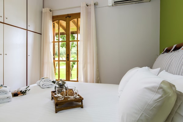 Foto van Villa in Adele met zwembad en olijfboomzicht - Vakantiehuis in Adèle - BedRoom