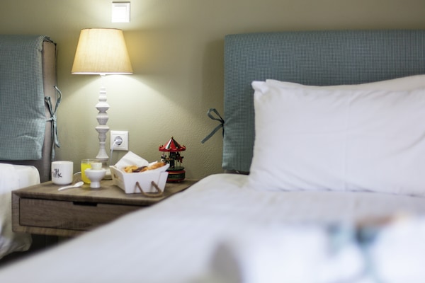 Foto van Villa in Adele met zwembad en olijfboomzicht - Vakantiehuis in Adèle - BedRoom