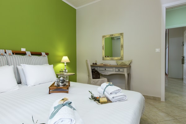 Foto van Villa in Adele met zwembad en olijfboomzicht - Vakantiehuis in Adèle - BedRoom