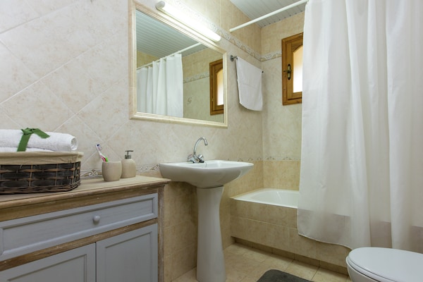 Foto van Villa in Adele met zwembad en olijfboomzicht - Vakantiehuis in Adèle - BathRoom