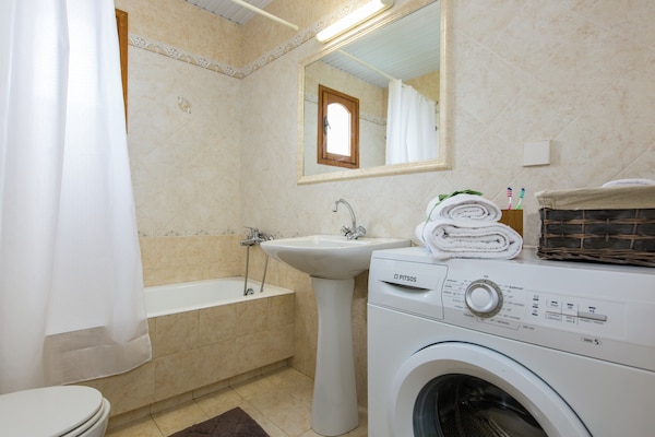 Foto van Villa in Adele met zwembad en olijfboomzicht - Vakantiehuis in Adèle - BathRoom
