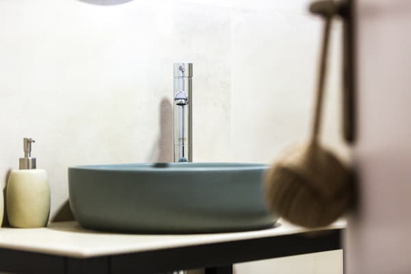 Foto van Villa in Adele met zwembad en olijfboomzicht - Vakantiehuis in Adèle - BathRoom