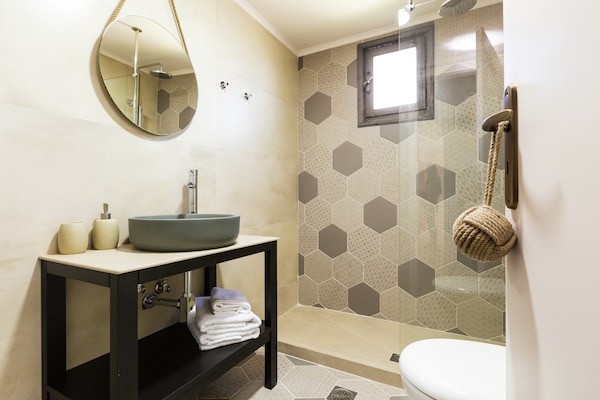 Foto van Villa in Adele met zwembad en olijfboomzicht - Vakantiehuis in Adèle - BathRoom