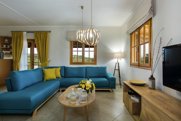 Foto van Villa in Adele met zwembad en olijfboomzicht - Vakantiehuis in Adèle - LivingRoom