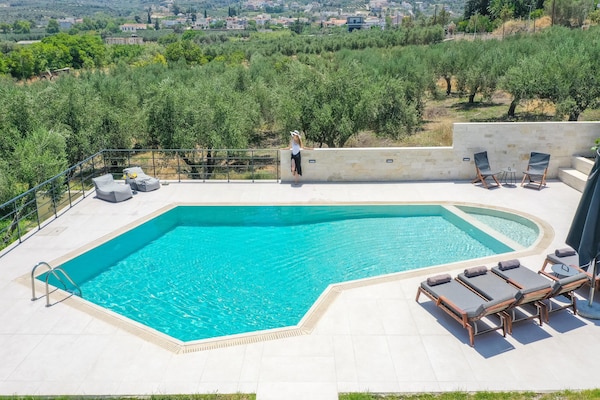 Foto van Villa in Adele met zwembad en olijfboomzicht - Vakantiehuis in Adèle - PoolOfHouse