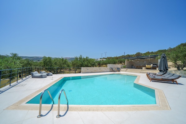 Foto van Villa in Adele met zwembad en olijfboomzicht - Vakantiehuis in Adèle - PoolOfHouse