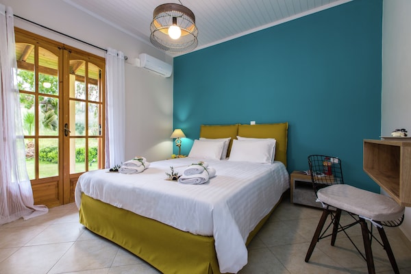 Foto van Villa in Adele met zwembad en olijfboomzicht - Vakantiehuis in Adèle - BedRoom
