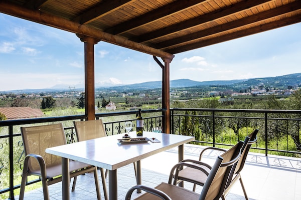 Foto van Villa in Adele met zwembad en olijfboomzicht - Vakantiehuis in Adèle - TerraceBalcony
