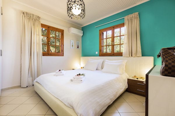 Foto van Villa in Adele met zwembad en olijfboomzicht - Vakantiehuis in Adèle - BedRoom