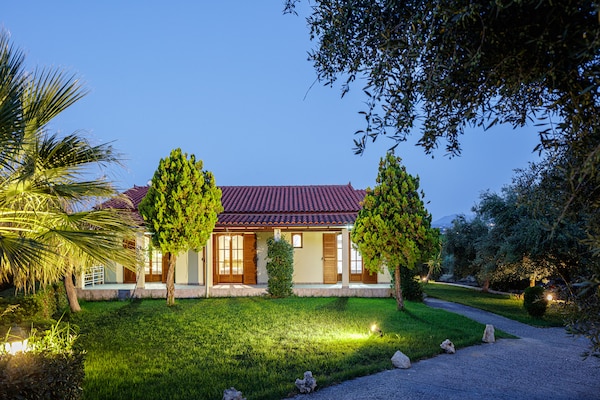 Foto van Villa in Adele met zwembad en olijfboomzicht - Vakantiehuis in Adèle - ExteriorSummer