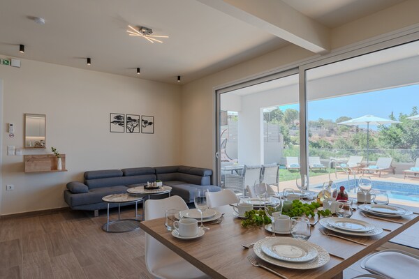 Foto van Villa met 4 slaapkamers in Gerani - Vakantiehuis in Gerani - LivingRoom