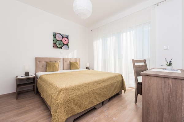 Foto van Comfortvilla met zwembad en terras - Vakantiehuis in Sukosan - BedRoom