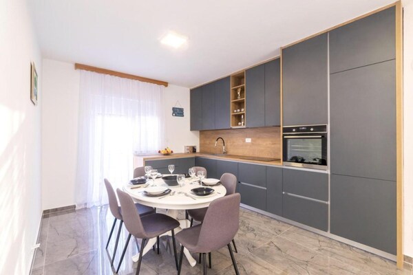 Foto van Mihael Holiday House - Three Bedroom Holiday Home with jacuzzi - Kitchen