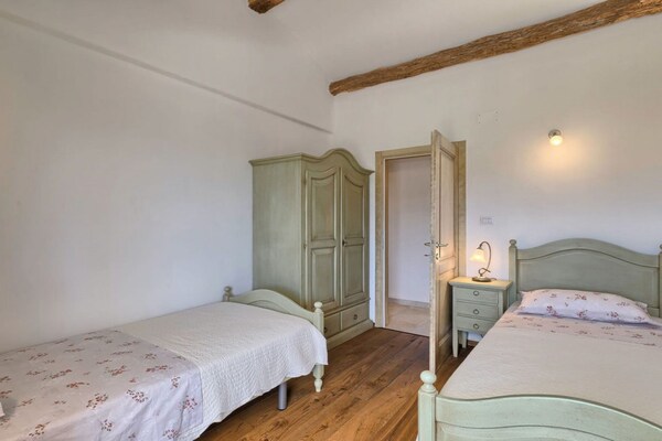 Foto van Authentic Villa Banić - Four Bedroom Villa With Pool - BedRoom