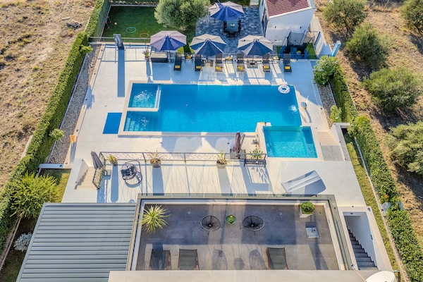 Foto van Moderne villa met privézwembad - Vakantiehuis in Vrana - PoolOfHouse