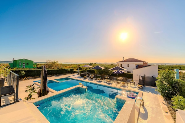 Foto van Moderne villa met privézwembad - Vakantiehuis in Vrana - PoolOfHouse