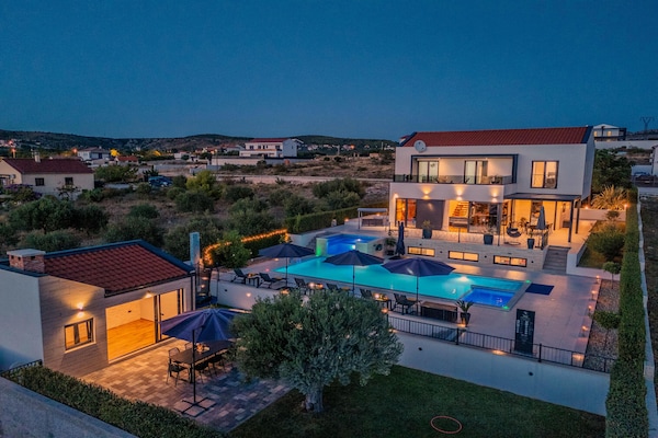 Foto van Moderne villa met privézwembad - Vakantiehuis in Vrana - ExteriorSummer