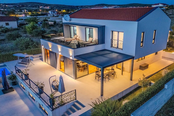 Foto van Moderne villa met privézwembad - Vakantiehuis in Vrana - ExteriorSummer