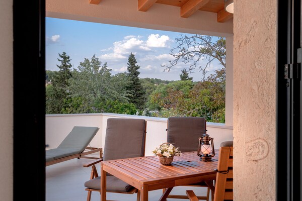 Foto van Mooi ingericht huis met dakterras - Vakantiehuis in Vrboska - TerraceBalcony