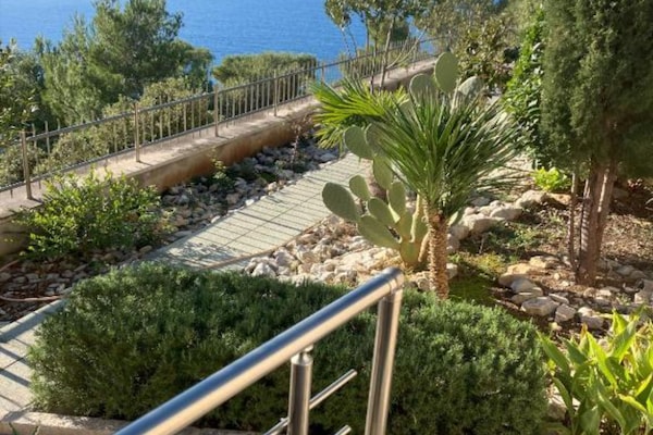 Foto van Beachfront Luxury Villa with Private Pool and Stunning Sea Views - Outdoor