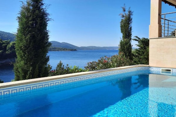 Foto van Beachfront Luxury Villa with Private Pool and Stunning Sea Views - Pool