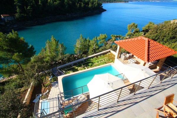 Foto van Beachfront Luxury Villa with Private Pool and Stunning Sea Views - Pool