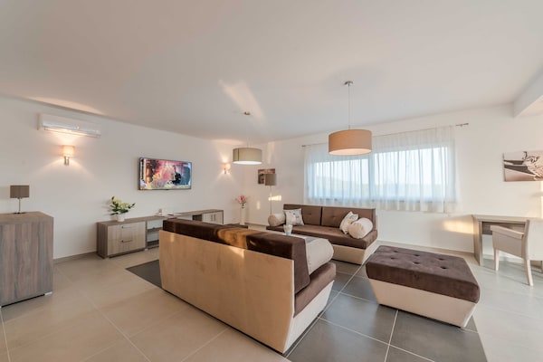 Foto van Deluxe Four Bedroom Villa with Sea View and Private Pool (Villa 5) - LivingRoom