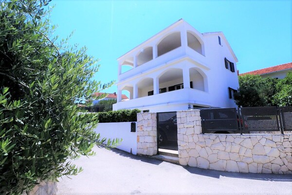 Foto van Appartement in Čiovo met groot balkon - Vakantiehuis in Okrug Gornji - ExteriorSummer