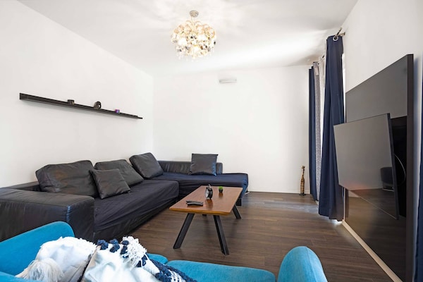 Foto van Ruim appartement in Brodarica met tuin - Vakantiehuis in Šibenik-Brodarica - LivingRoom