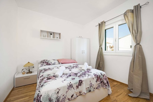 Foto van Ruim appartement in Brodarica met tuin - Vakantiehuis in Šibenik-Brodarica - BedRoom
