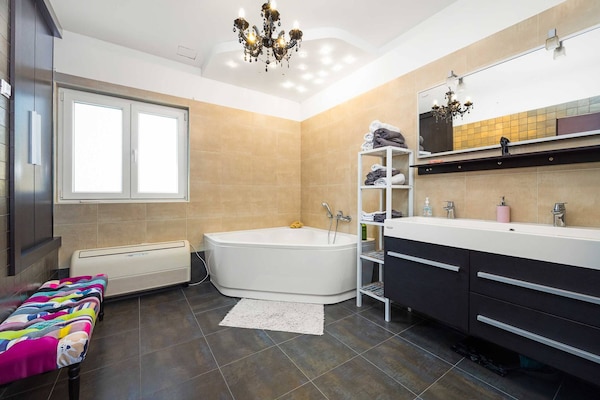 Foto van Ruim appartement in Brodarica met tuin - Vakantiehuis in Šibenik-Brodarica - BathRoom
