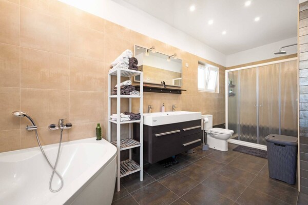 Foto van Ruim appartement in Brodarica met tuin - Vakantiehuis in Šibenik-Brodarica - BathRoom