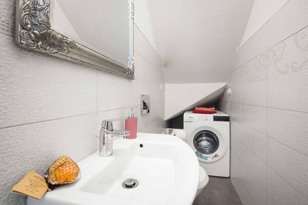 Foto van Ruim appartement in Brodarica met tuin - Vakantiehuis in Šibenik-Brodarica - BathRoom