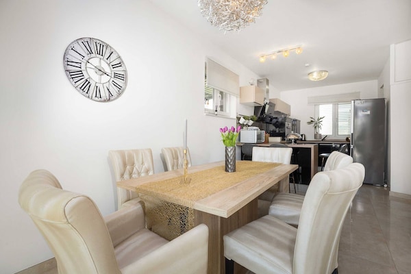 Foto van Ruim appartement in Brodarica met tuin - Vakantiehuis in Šibenik-Brodarica - DiningRoom