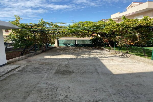 Foto van Ruim appartement in Brodarica met tuin - Vakantiehuis in Šibenik-Brodarica - Outdoor