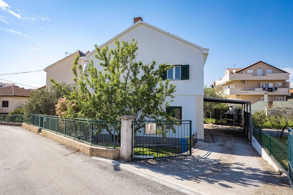 Foto van Ruim appartement in Brodarica met tuin - Vakantiehuis in Šibenik-Brodarica - Outdoor