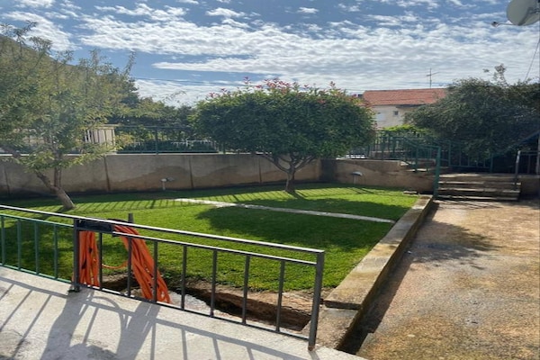 Foto van Ruim appartement in Brodarica met tuin - Vakantiehuis in Šibenik-Brodarica - terrace