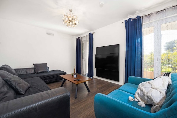 Foto van Ruim appartement in Brodarica met tuin - Vakantiehuis in Šibenik-Brodarica - LivingRoom
