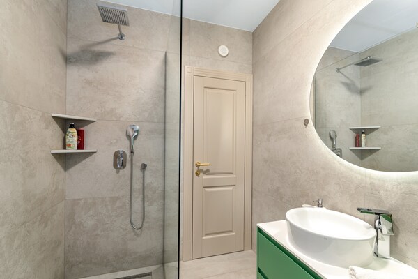 Foto van Luxe appartement aan de Adriatische zee - Vakantiehuis in Šibenik-Brodarica - BathRoom